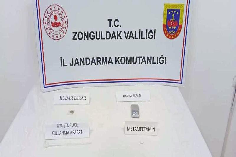 Zonguldak’ta jandarma ekiplerince düzenlenen uyuşturucu operasyonunda bir şüpheli yakalandı. Edinilen