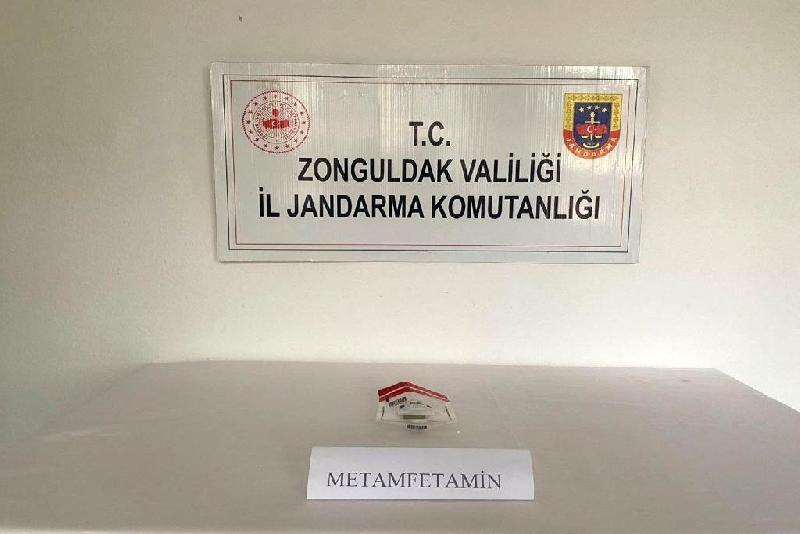 Zonguldak’ta uyuşturucu operasyonu Zonguldak’ta jandarma ekiplerinin bir araçta yaptığı aramada uyuşturucu madde ele