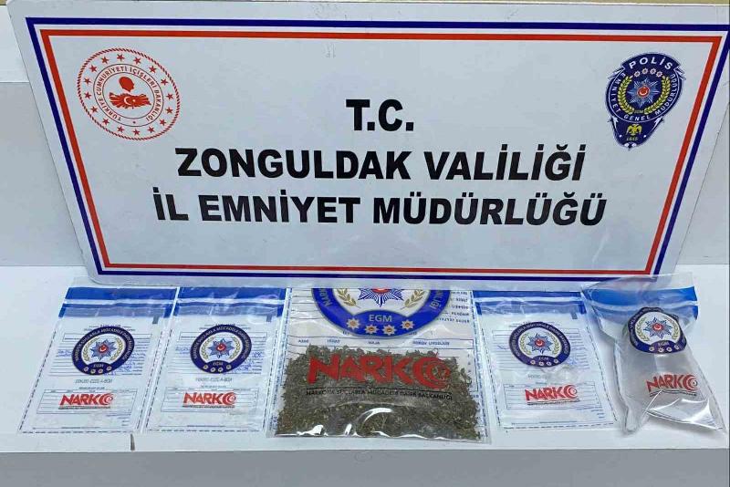 Zonguldak’ta uyuşturucu operasyonu Zonguldak’ta düzenlenen uyuşturucu operasyonunda 2 şüpheli yakalandı. Edinilen bilgiye göre