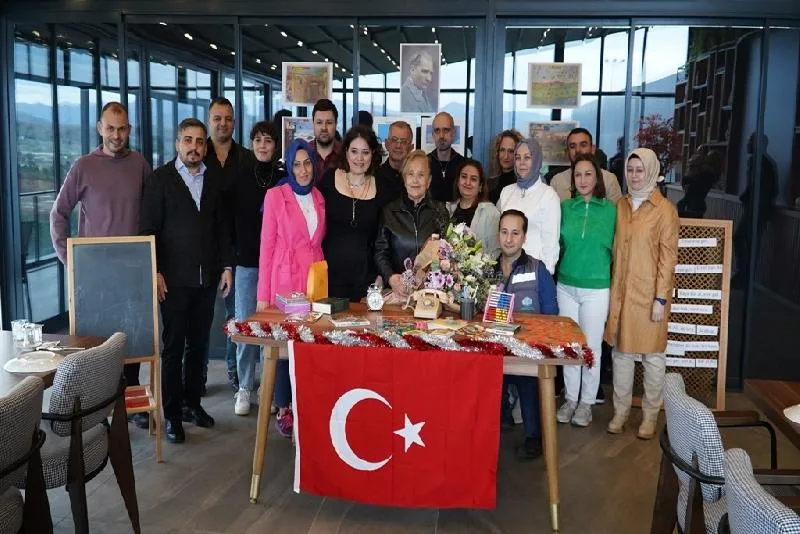 30 yıl sonra buluştular DÜZCE(İHA) – Düzce Uzunmustafa İlkokulu’nda 1994 yılında mezun olan öğrenciler