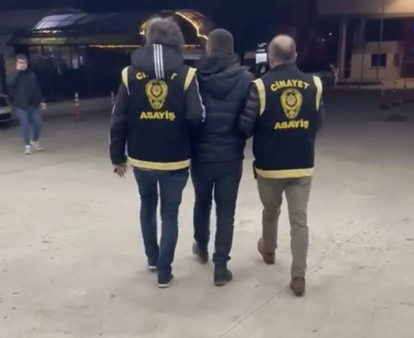 Düzce’de akşam saatlerinde gerçekleştirilen silahlı saldırının faili saklandığı yerde yakalandı.