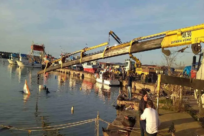 Zonguldak’ın Alaplı ilçesinde etkili olan fırtına sonucu batan balıkçı teknelerinin