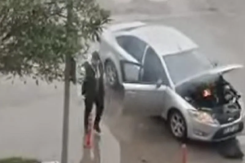 Zonguldak’ın Soğuksu semtinde bir aracın motor kısmında çıkan yangın ekipleri