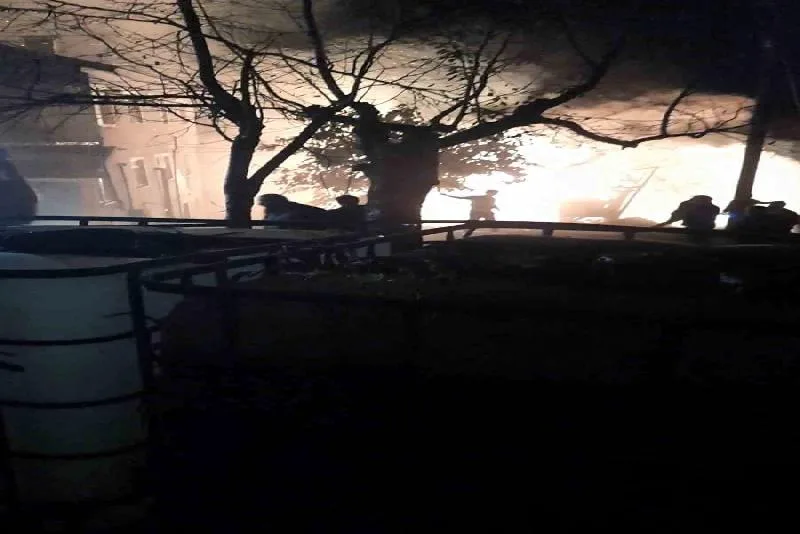 Kastamonu’nun İnebolu ilçesinde alevlere teslim olan ahşap ev kullanılmaz hale