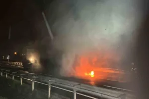 Düzce’de lastiklerinden tutuşan tırın dorsesindeki yangın itfaiye ekiplerince söndürüldü. Olay