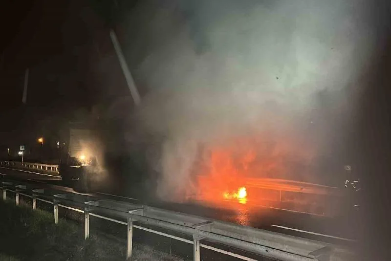 Düzce’de lastiklerinden tutuşan tırın dorsesindeki yangın itfaiye ekiplerince söndürüldü. Olay