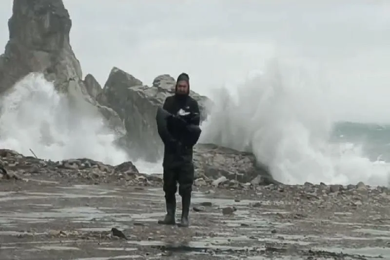 Amasra’da şiddetli fırtına ve sağanak etkili oluyor, dalga boyu 8 metre aştı Bartın’ın Amasra ilçesinde fırtına nedeniyle denizde 8 metreyi aşan dalgalar