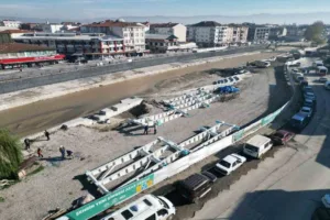 Düzce Belediyesinin şehrin iki yakasını birleştiren Asar Deresi üzerinde gerçekleştirdiği