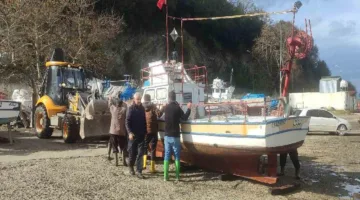 Balıkçıların fırtına nöbeti: Çözümü tekneleri karaya çekmekte buldular