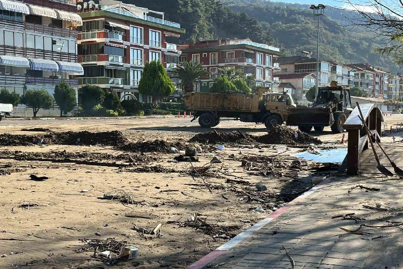Bartın’da fırtına ve yağışın izleri siliniyor Bartın’da etkili olan fırtına ve sağanağın etkili olan alanlarda temizlik