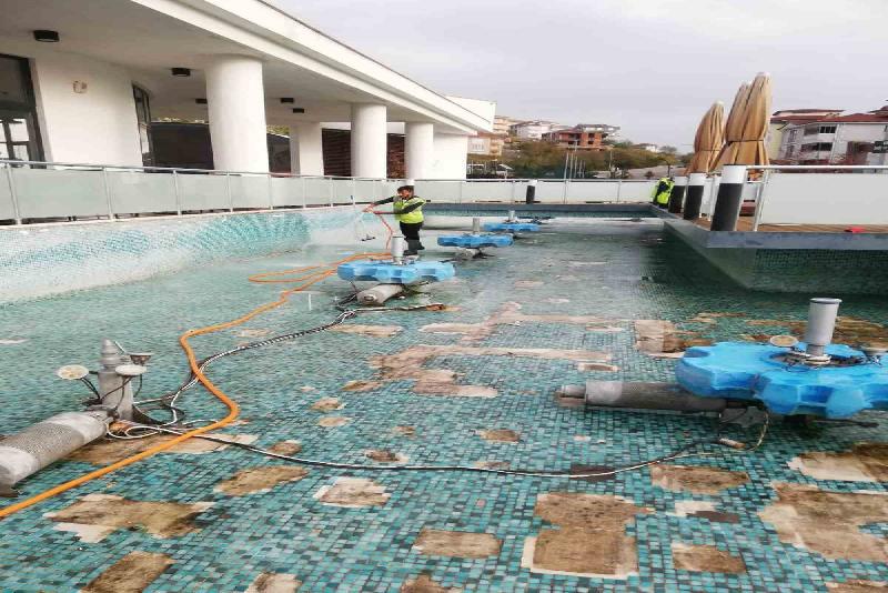 Bartın kent merkezindeki refüj ve parklarda yer alan süs havuzlarında