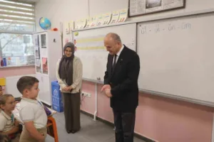 Düzce Belediye Başkanı Dr. Faruk Özlü, ilkokul 1. sınıf öğrencisinin