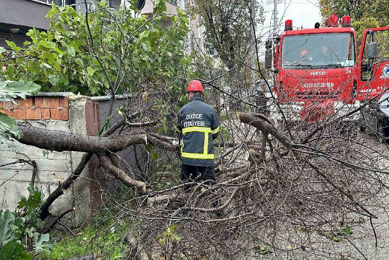 Batı Karadeniz’de fırtına uyarısı Düzce Valiliğinden yapılan açıklamada kuvvetli rüzgar ve fırtına uyarısı yapıldı,