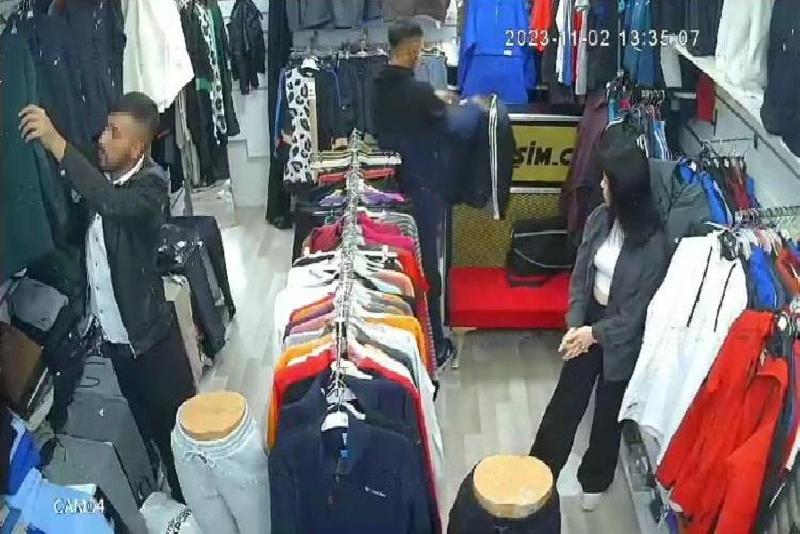 Biri mağaza çalışanını oyaladı, diğeri çaldı