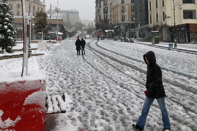 Bolu Valiliği, ‘Kimse Sokakta Kalmasın’ sloganı ile sokakta kalan, kimsesiz