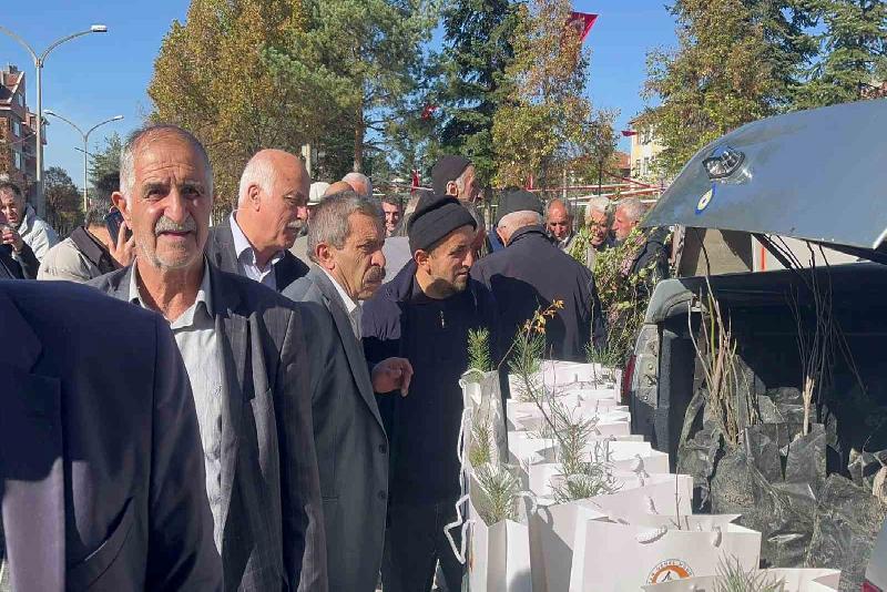 Camilerde vatandaşlara 2 bin fidan dağıtıldı Kastamonu’nun İhsangazi ilçesinde namaz kılmak için camilere gelen vatandaşlara 2