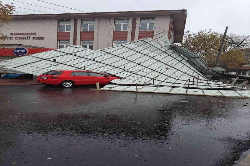 Zonguldak’ın Kilimli İlçesinde sağanak yağış ve fırtına nedeniyle, çatılar araçlar