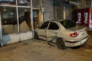 Karabük’te ciple çarpıştıktan sonra iş yerine çarparak durabilen otomobildeki 3