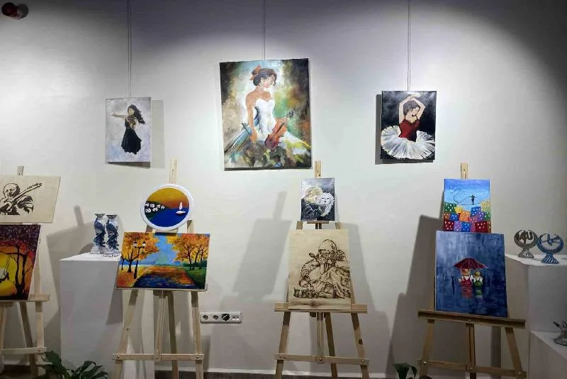 Çocuk evlerinde kalan çocuklar hünerlerini sergiledi Zonguldak’ta çocuk evlerinde kalan çocuklar güzel sanatlar galerisinde el sanatları