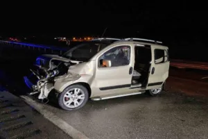 Kastamonu’nun Tosya ilçesinde D100 karayolunda hafif ticari aracın bariyerlere çarpması