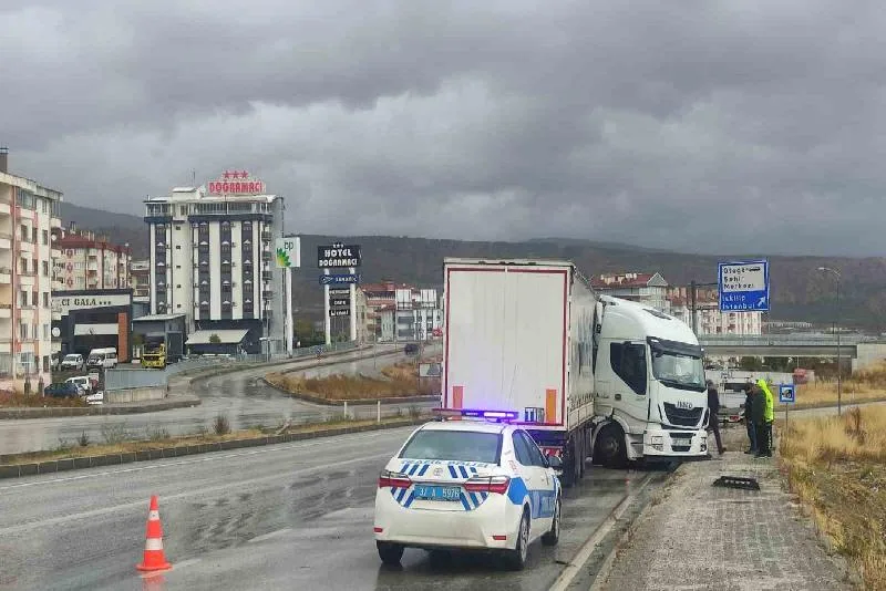D100’de makaslayan tır trafikte aksamaya sebep oldu Kastamonu’nun Tosya ilçesi D100 karayolunda makaslayan tır, bariyerlere çarparak durabildi.