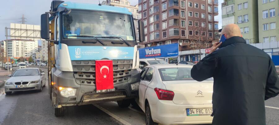 İBB aracı Kdz.Ereğli’de kaza yaptı İstanbul Büyükşehir Belediyesinden Kdz.Ereğli’ye yardım için gönderilen araç kaza yaptı.