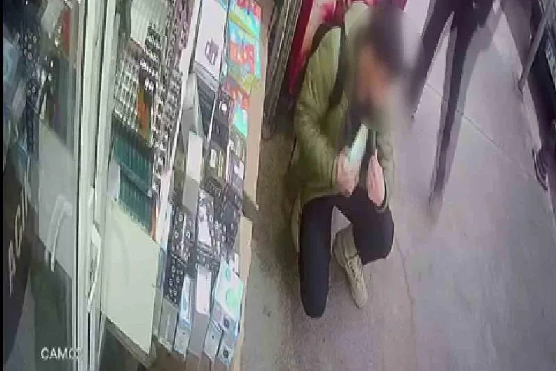 Karabük’te bir çocuğun dakikalarca önünde çömelerek beklediği iş yerinden çakmak