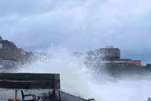 Zonguldak’ta öğle saatlerinde etkili olan kuvvetli fırtına ve yağış nedeniyle