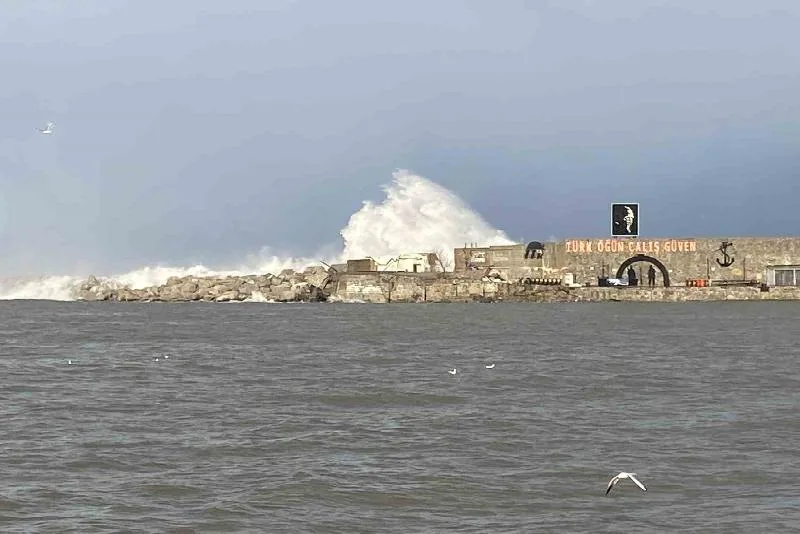 Zonguldak’ta sabah saatlerinde etkili olan fırtına nedeniyle limanda dalgalar mendirekleri