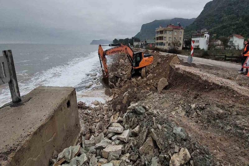 Kastamonu’nun Cide ilçesinde dev dalgalar sebebiyle yıkılan istinat duvarının onarılması