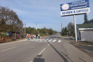 Zonguldak’ta güvenli geçişlerin sağlanması için yaya geçitleri boyandı. Zonguldak İl