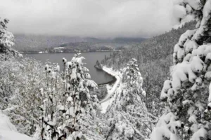 Türkiye’nin önemli turizm merkezlerinden Abant Gölü Milli Parkı’nda kar kalınlığı