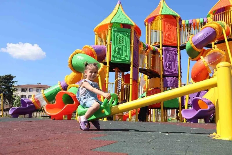 Dört yılda 104 park yepyeni oyun grupları ile donatıldı Düzce Belediyesi Park ve Bahçeler Müdürlüğü mevcut park alanlarını yenilerken,