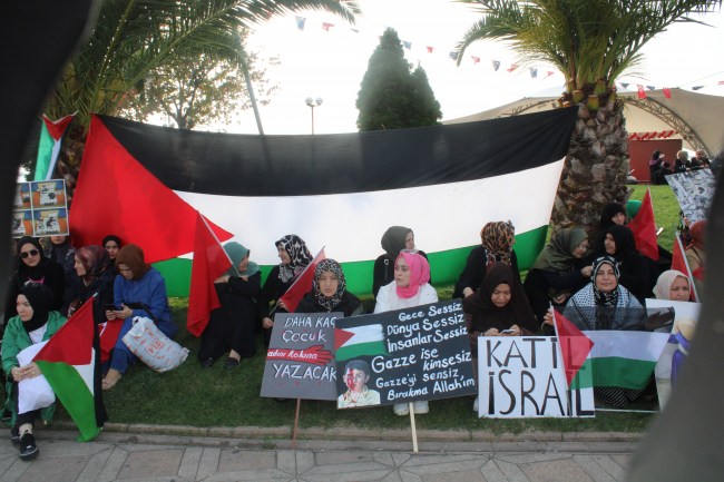 İsrail’in Gazze’de Filistinli binlerce çocuk ve kadını öldürmesini protesto eden ve içinde çeşitli Sivil Toplum
