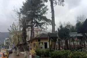 Bartın’ın Amasra ilçesinde fırtına kentin bir çok caddesini etkisi altına