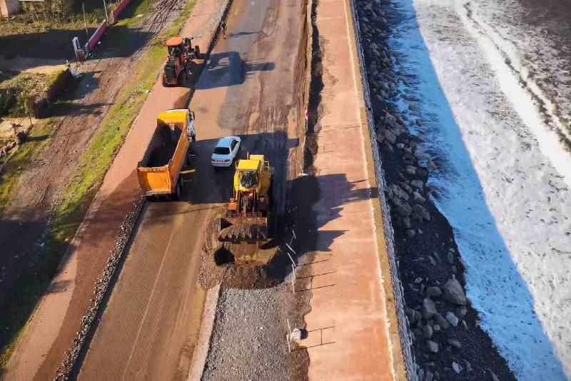 Fırtınanın vurduğu ilçede hasarın giderilmesi için çalışmalar sürüyor Kastamonu’nun Cide ilçesinde, fırtına sebebiyle büyük hasarın oluştuğu sahil şeridinde