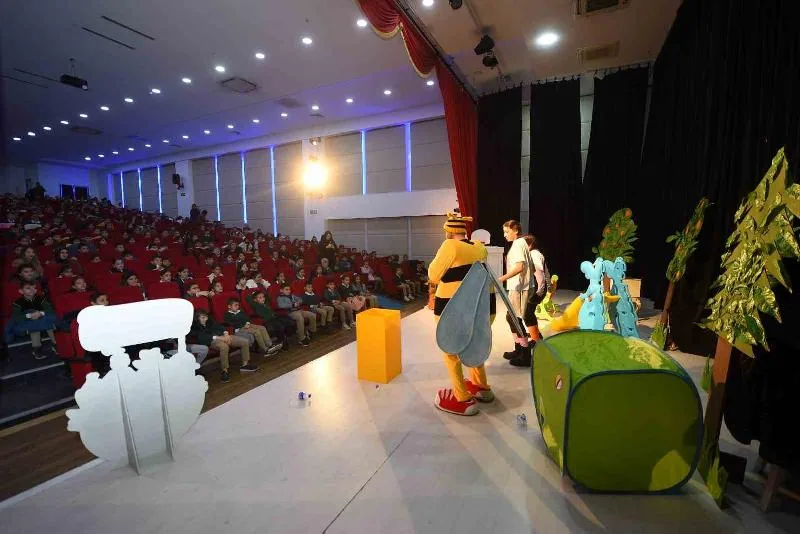 Geri dönüşüm öğrencilere tiyatroyla anlatıldı Kastamonu Belediyesi tarafından ilkokul öğrencilerine yönelik, çevre bilinci kazandırılması amacıyla