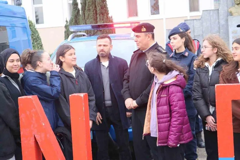 Güvenlik güçleri öğrencilerle buluştu DÜZCE(İHA) – Düzce Kasım Aktaş ortaokulu öğrencileri il jandarma komutanlığını