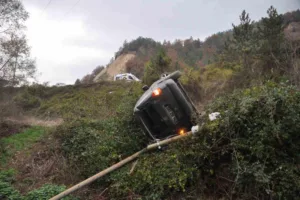 Bolu’nun Mudurnu ilçesinde yol ayrımında kontrolden çıkan hafif ticari araç