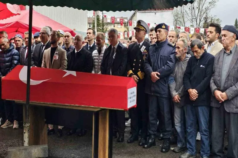 Hastalığa yenik düşen sözleşmeli er memleketinde toprağa verildi Kuzey Kıbrıs Türk Cumhuriyeti’nde (KKTC) görevliyken rahatsızlanması nedeniyle kaldırıldığı hastanede