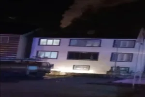 Kastamonu’nun Şenpazar ilçesinde hastane yakınındaki bir binanın çatısında çıkan yangın