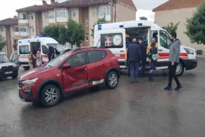 Karabük’te iki otomobilin çarpışması sonucu meydana gelen kazada 3 kişi