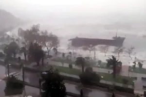 Şiddetil fırtına ve dev dalgalar nedeniyle Kdz. Ereğli Limanı içerisinde
