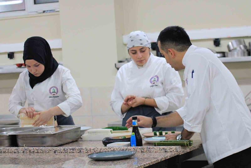 Zonguldak’ta aşçılık atölyesi öğrencilerinin yaprak sarma hazırlarken artan malzemelerden yaptığı