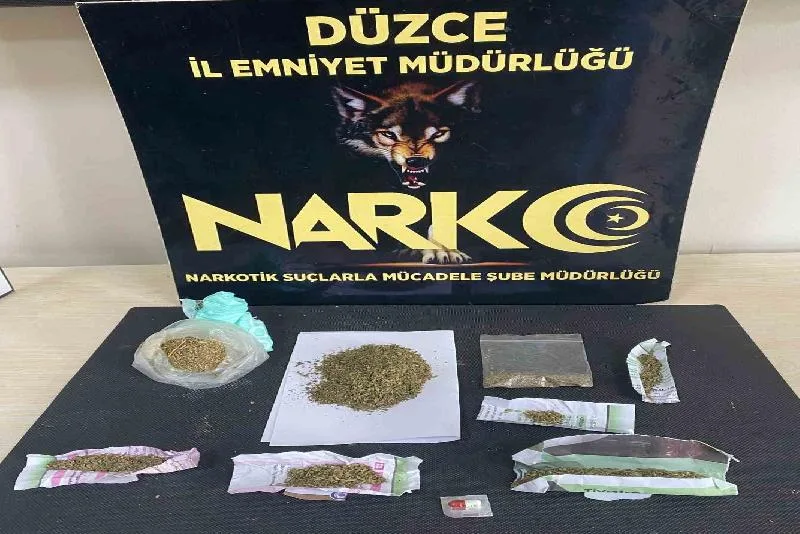 Kadın torbacı gençleri zehirleyecekti, operasyonla yakalandı Düzce’de uyuşturucu madde sattığı tespit edilen kadın yakayı ele verdi.