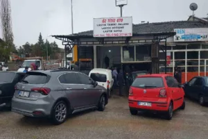 Karabük’te etkili olan kar yağışına hazırlıksız yakalanan sürücüler araçlarına kış