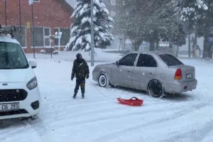 Kastamonu’nun sahil bölgelerinde etkili olan fırtına hayatı olumsuz etkilerken, Ilgaz
