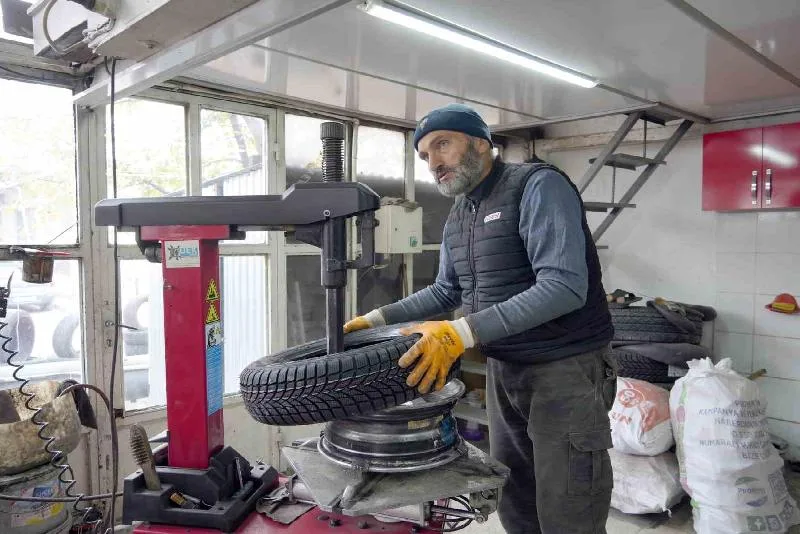 Kar yağışları vatandaşları lastikçilere yönlendirdi: Uzmanlardan kaliteli lastik uyarısı