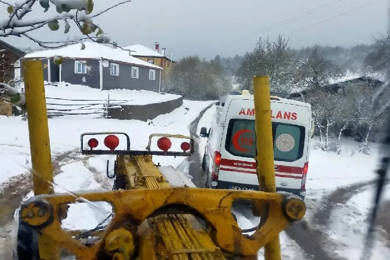 Karabük’te hasta almaya giden ambulans kapanan yolda mahsur kaldı