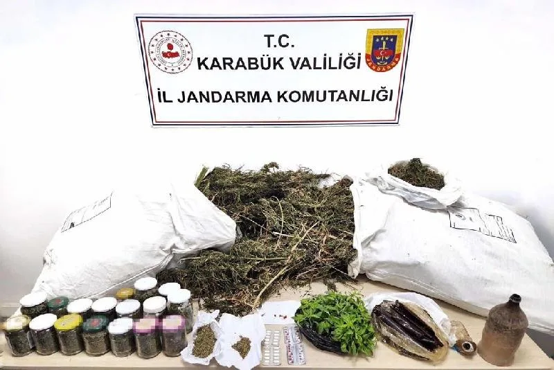 Karabük’teki uyuşturucu operasyonunda 1 kişi tutuklandı, 1 firari aranıyor Karabük’te jandarma ekiplerince ahşap barakada ve çevresinde kilolarca esrar ve